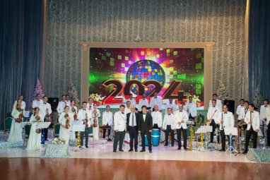 A New Year's concert of Turkmen pop stars was held in Ashgabat
