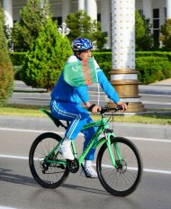 Фоторепортаж с массового велопробега в Ашхабаде по случаю Всемирного дня велосипеда