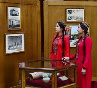 Фоторепортаж: Выставка в Государственном музее, посвященная ко дню города Ашхабада