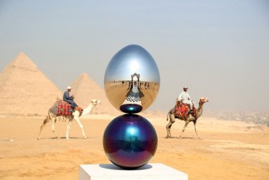 Современное искусство на фоне пирамид: уникальная выставка в Египте