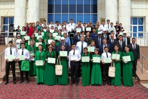 В городе Туркменбаши наградили самую энергоэффективную школу и провели экоакцию