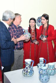 Фоторепотраж: В столице Туркменистана открылась выставка турецкого керамиста Ибрахима Кушлу