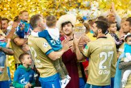 Фоторепортаж: Сердар Азмун вышел на вручение Кубка чемпиона России в туркменском национальном костюме