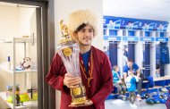 Фоторепортаж: Сердар Азмун вышел на вручение Кубка чемпиона России в туркменском национальном костюме