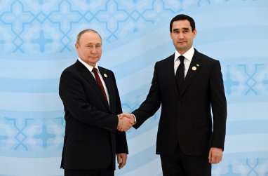 Президент России поздравил главу Туркменистана с Днём Победы