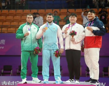 По три победы одержали туркменские медалисты кураша на Азиатских играх в Ханчжоу