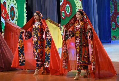 Таджикская танцевальная группа «Лола» вновь в Туркменистане