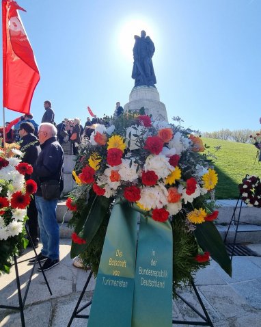 Дипломаты Туркменистана возложили цветы в День Победы в берлинском Трептов-парке
