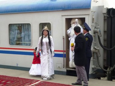 Аязбаба и Гарпамык поздравляют железнодорожников работающих на дороге Казахстан – Туркменистан – Иран