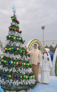 Türkmenistan'ın ana ağacında yılbaşı ışıkları ciddiyetle yakıldı