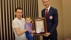 Üç yaşındaki çocuk, 190 ülkenin bayraklarını bilerek Rusya'nın Rekorlar Kitabı'na girdi