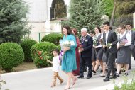 В Ашхабаде прошло торжественное возложение цветов у памятника Юрию Гагарину