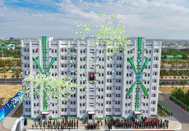 Для депутатов парламента Туркменистана в Ашхабаде построили 9-этажный дом