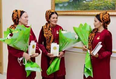 The President of Turkmenistan signed a Decree on conferring the honorary title Ene mähri on mothers of large families