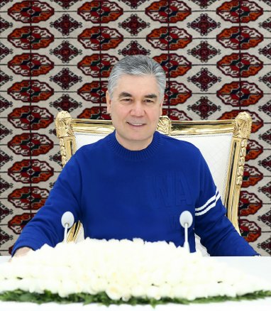Gurbanguly Berdimuhamedow Arkadag şäherindäki atçylyk merkezlerine baryp gördi
