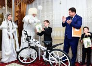 Fotoreportaž: Aşgabatly mekdep okuwçysyna Türkmenistanyň Prezidenti welosiped sowgat etdi