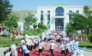 Fotoreportaž: Türkmenistanda mekdep okuwçylaryny dynç alyş we sagaldyş merkezlerine ugratmak dabarasy geçirildi