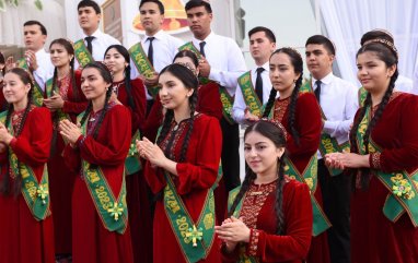 В средних школах Туркменистана 1 июня стартуют выпускные экзамены