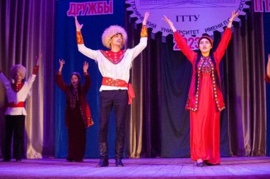 Туркменские студенты презентовали танец «куштдепди» в Гомеле