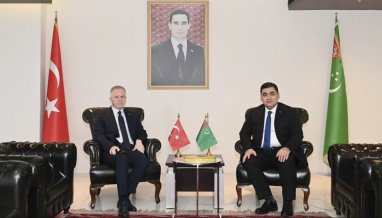 Türkmenistanyň Türkiýedäki Baş konsuly Stambulyň gubernatory bilen duşuşdy