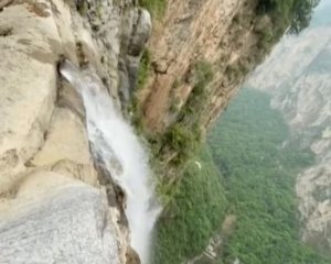 Çin'in en yüksek kesintisiz şelalesi olarak tanınan Yuntai Dağı Şelalesi'ne borudan su verildiği ortaya çıktı