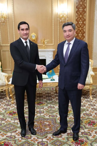 Türkmenistanyň Prezidenti we  Gazagystanyň Premýer-ministri ikitaraplaýyn gatnaşyklaryň meseleleriniň giň toplumyny maslahatlaşdylar