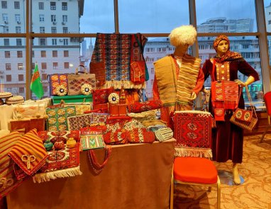 Türkmenistan'ın Rusya Büyükelçiliği, yetimhanelere yardım bağışladı