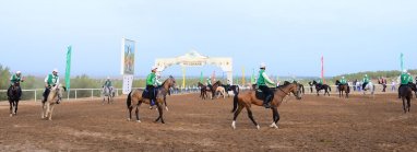 Фоторепортаж:в Ак-Бугдайском этрапе Ахалского велаята состоялся конный марафон