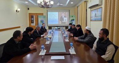 В посольстве Туркменистана в Пакистане презентовали книгу Сердара Бердымухамедова о Махтумкули