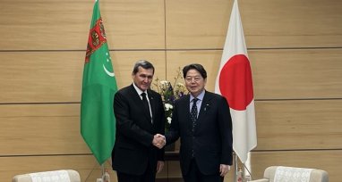 Глава МИД Туркменистана провел переговоры с генсекретарем Кабинета Министров Японии