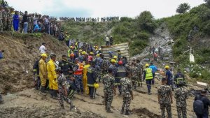 Nepal’de 19 kişiyi taşıyan küçük uçak kalkış sırasında düştü