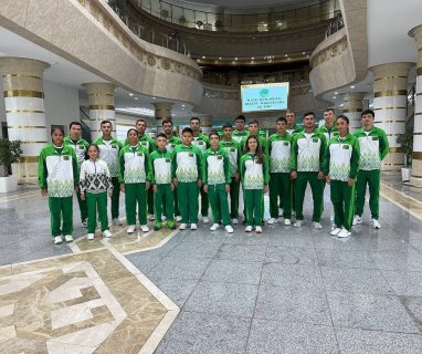 Туркменские теннисисты отправились в Ташкент для подготовки к Кубку Дэвиса и юниорским турнирам