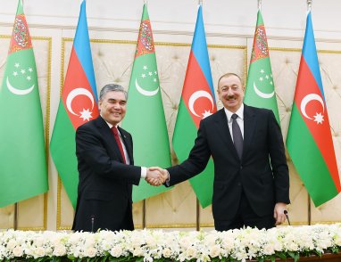 Алиев поздравил Гурбангулы Бердымухамедова с признанием национальным лидером Туркменистана