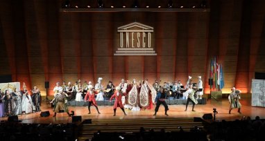 Türkmen sanatçılar TÜRKSOY'un 30. kuruluş yıldönümü kutlamalarında Paris'te sahne aldı