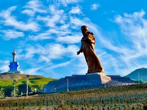 Gurbanguly Berdimuhamedov laid flowers at the monument to Magtymguly Fragi