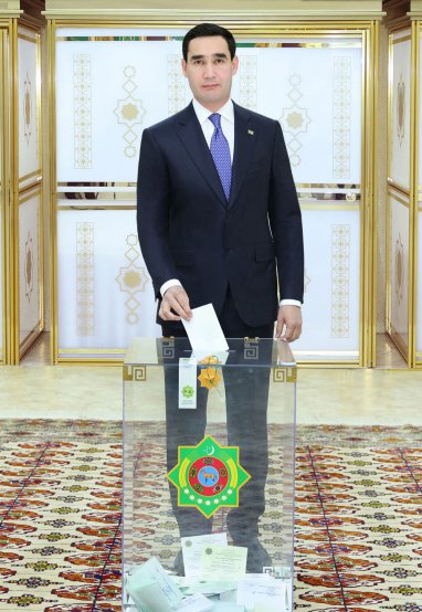 Türkmenistanyň Prezidenti Aşgabatdaky 48-nji saýlaw uçastogynda mynasyp gören dalaşgärine ses berdi