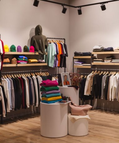 Бренд одежды Däp представил праздничную арт-коллекцию в новом магазине в Ашхабаде