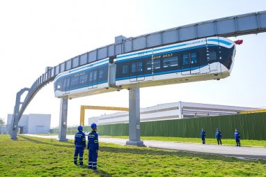 В Китае испытывают подвесной поезд без машиниста