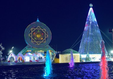 Высота главной новогодней ёлки Туркменистана должна составить 44 метра