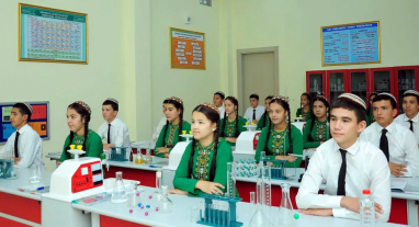 С этого учебного года старшеклассники Туркменистана будут обучаться основам одной из 60 профессий