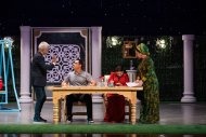 Fotoğraf raporu: Aşkabat'ta yeni bir komedi oyunu “Kadınlar Dünyanın Güzelidir” gösterildi