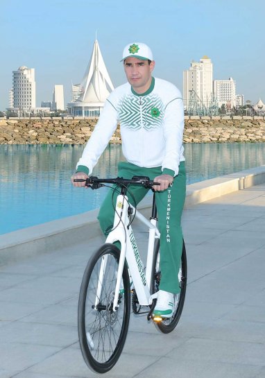 Президент Туркменистана совершил велопрогулку по побережью Каспия