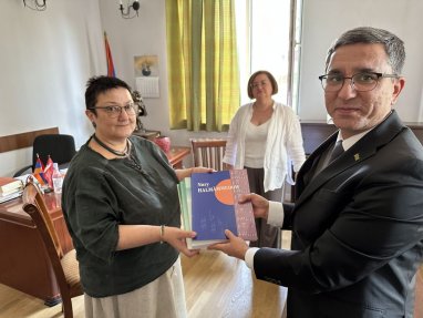 Посол Туркменистана передал Ереванской консерватории произведения Нуры Халмамедова