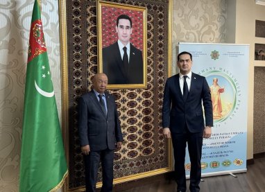 Посол Туркменистана в Кыргызстане встретился с директором Института языка и литературы имени Ч.Айтматова