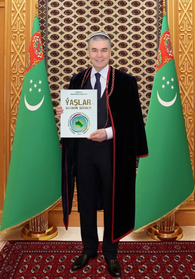 Глава Халк Маслахаты поздравил Президента Туркменистана с выходом в свет первой книги