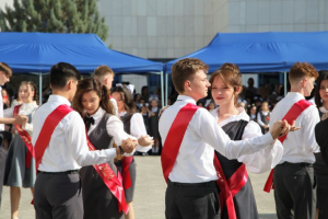 Посол Иван Волынкин поздравил выпускников российско-туркменской школы в Ашхабаде