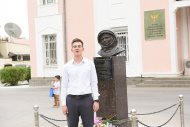 В Ашхабаде прошло торжественное возложение цветов у памятника Юрию Гагарину
