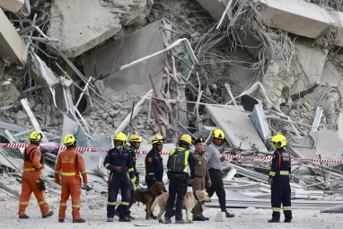 Bangkokda ýykylan binalaryň harabalarynda diri galanlary gözlemegi bes etdiler