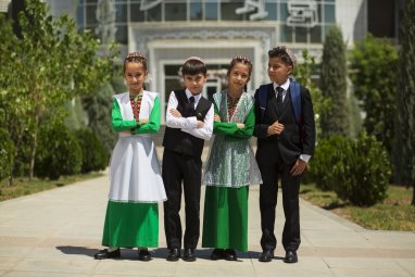 Магазины торгового бренда Röwşen помогут юным туркменистанцам подготовиться к началу нового учебного года