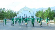 Fotoreportaž: Türkmenistanyň Prezidentiniň adyndan «Döwletliler köşgüniň» çagalaryna welosipedler sowgat edildi